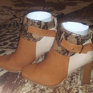 Camiri Block Heeled Bootie